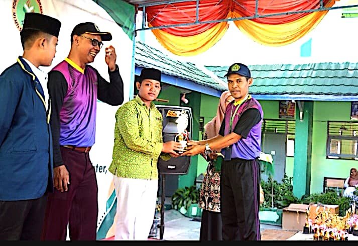 Persembahkan Piala ke MTsN 7 Gunungkidul di Ajang KOSMA 2023